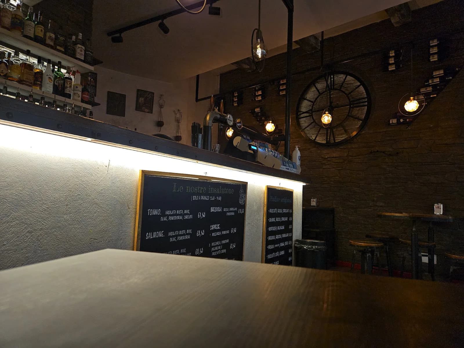 Cocktails und Aperitivo bei Bar Officina 68 Ancona am Corso Mazzini in Ancona