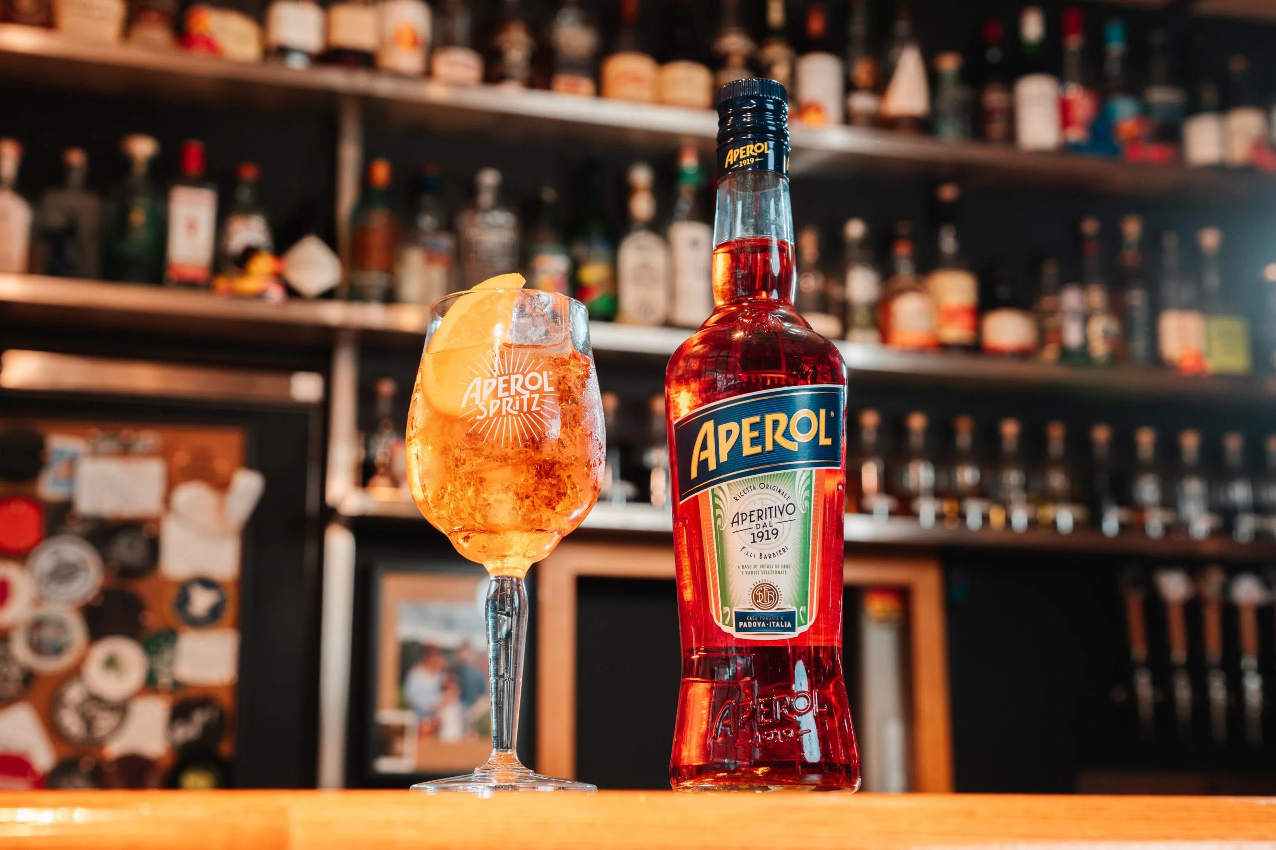 Aperitivo-Cocktail bei Bar Officina 68 Ancona im Zentrum von Ancona